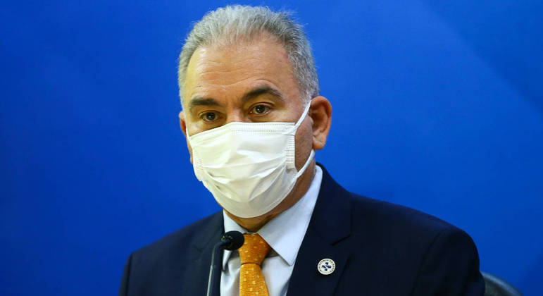 Governadores ignoram Ministério da Saúde e vacinação de adolescente continua
